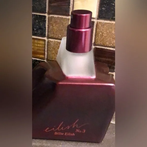 Billie Eilish red bottle - Picture 2 of 2